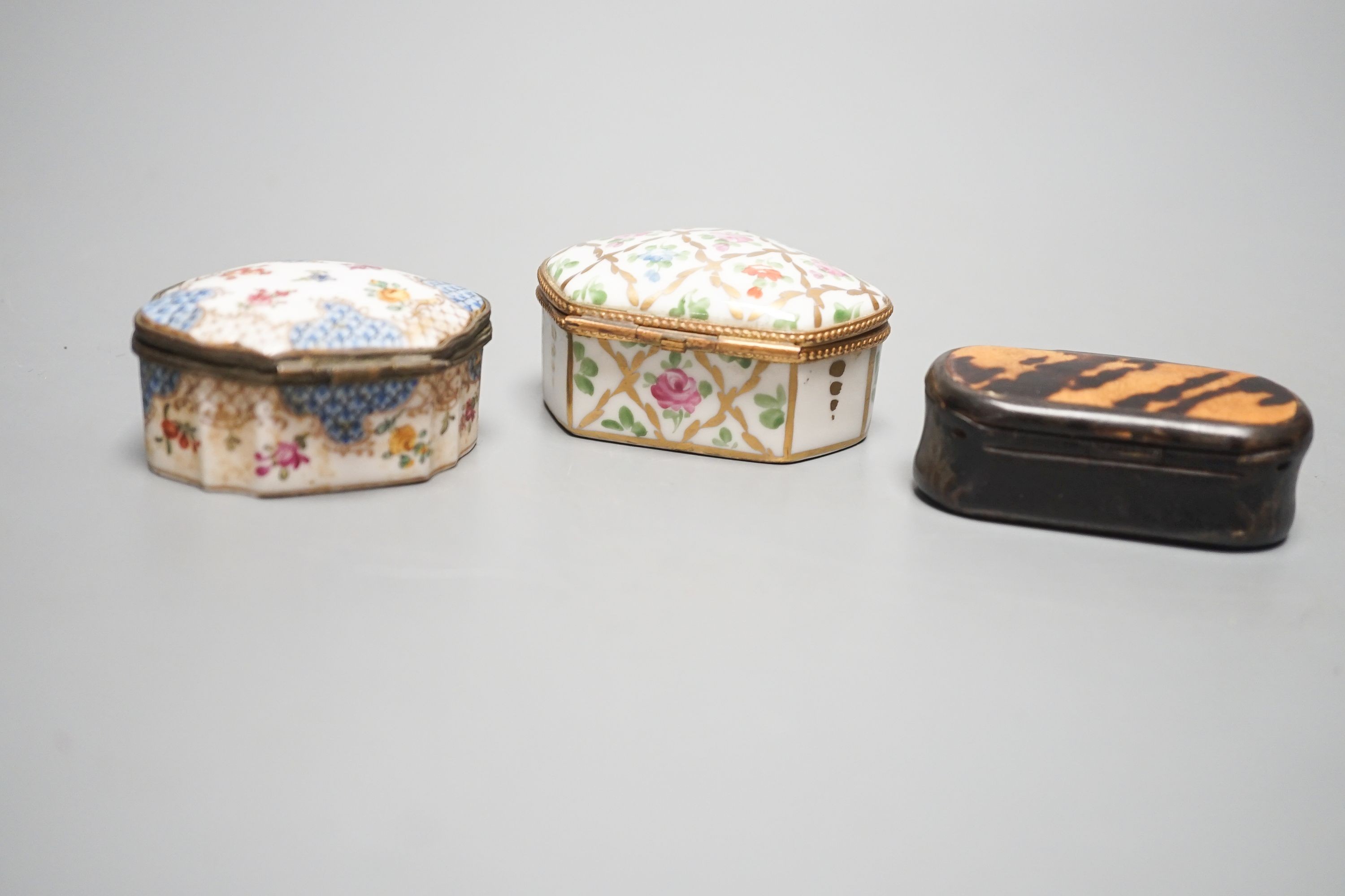 A Limoges porcelain trinket box, 6.5cm another and a horn and tortoiseshell snuff box (3)